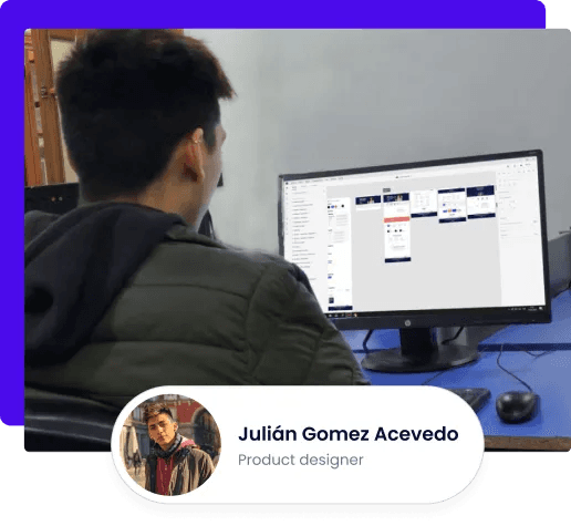 Julián trabajando en su escritorio